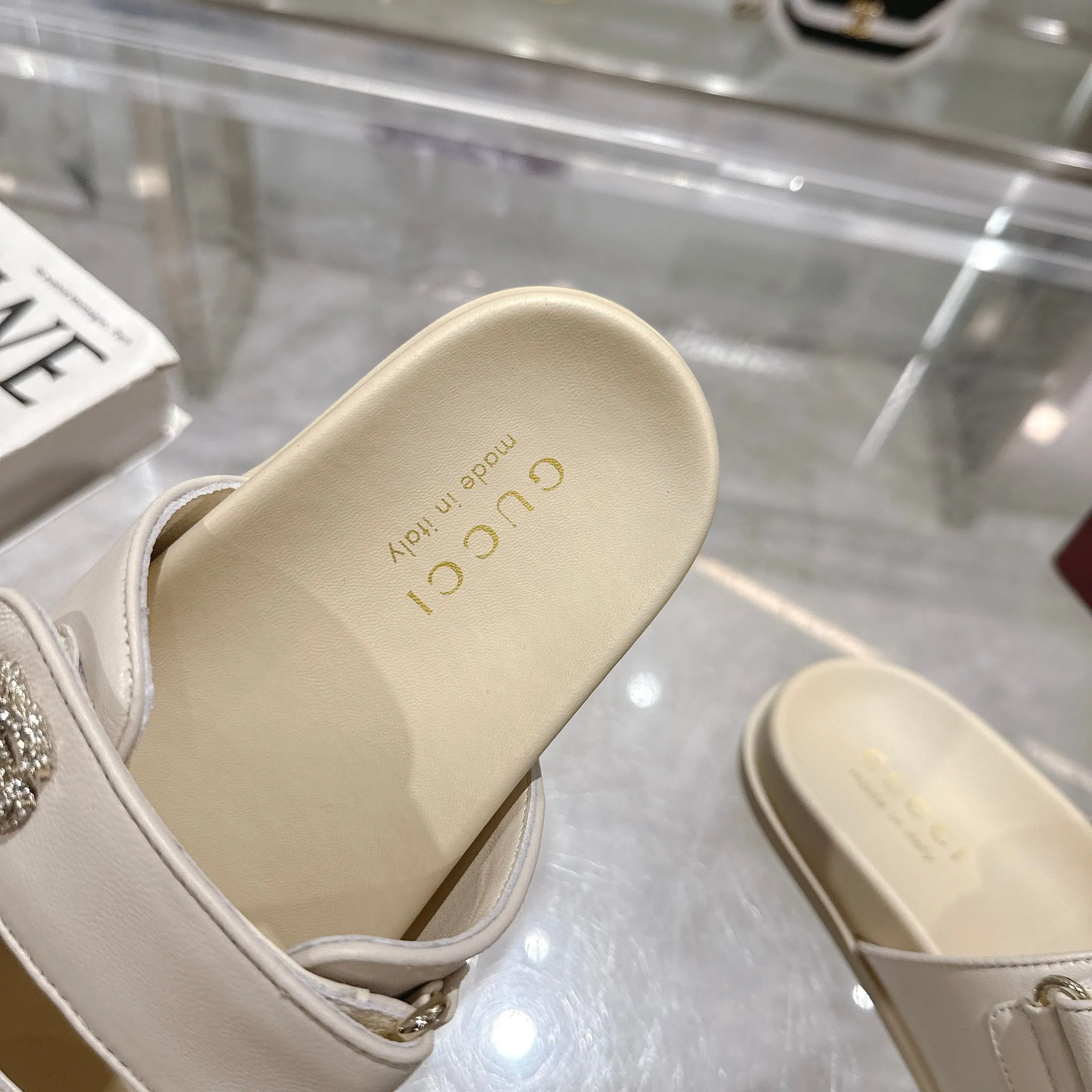 Wholesale direct sales 260👟👟 Gucci’s modern design aesthetic explores the path of unique craftsmanship, cleverly integrating the brand’s classic elements with its beloved brand identity. The sandal is embellished with the beloved Double G hardware, adding a touch of understated branding to the design, complementing the versatility of the Velcro straps. Women Light gold tone hardware Sheepskin lining Double G Rubber sole Velcro fastening Flat sole